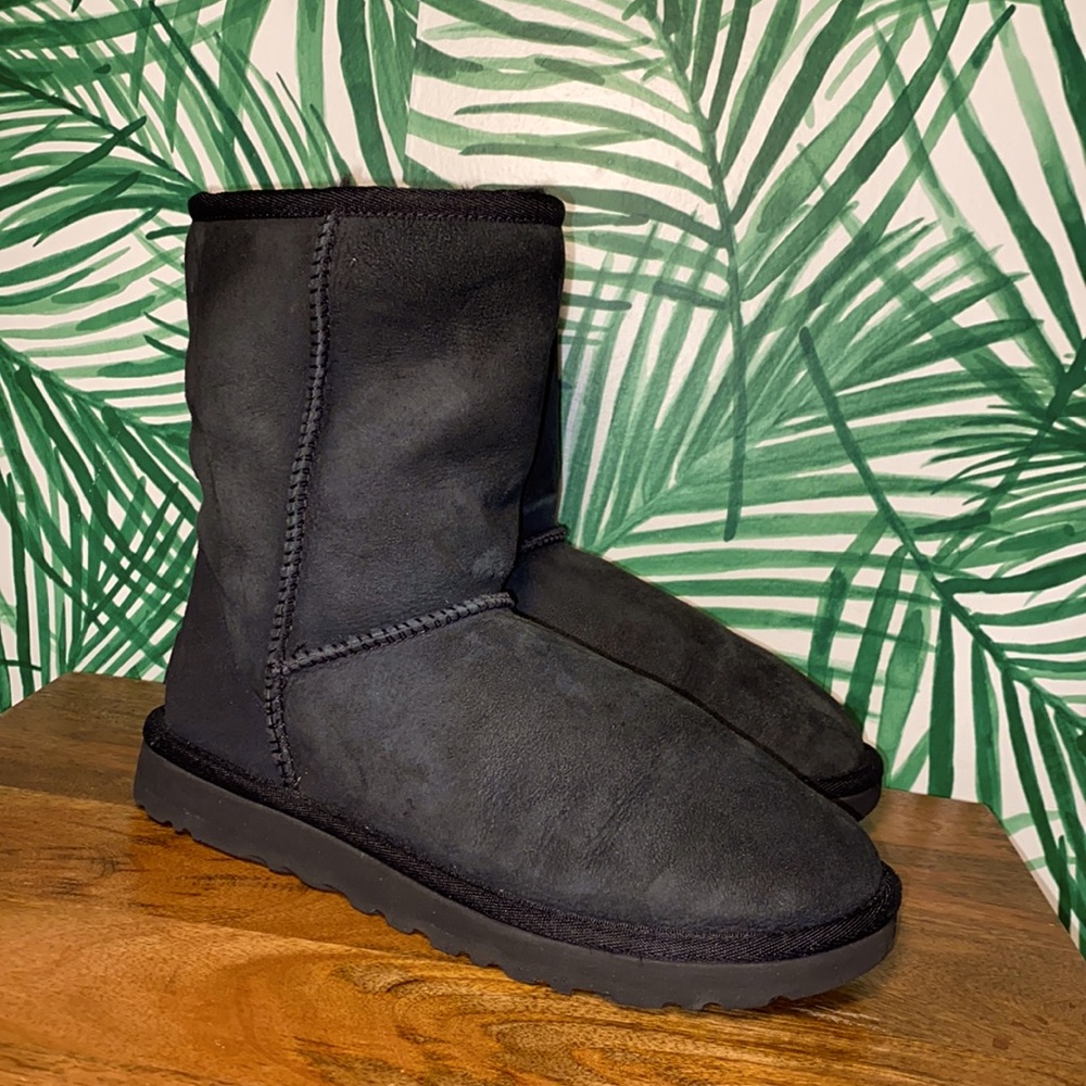 UGG Classic Short II Black Sheepskin Boots Women’s 6 1016223